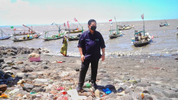 Menteri BUMN, Erick Thohir saat mengunjungi kampung nelayan di Nambangan, Kenjeran, Surabaya, Minggu (15/8)/Dok BUMN