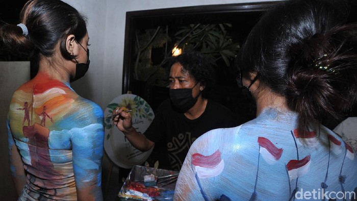 Dalam menyambut HUT Republik Indonesia seniman bali melukis tubuh model dengan tema kemerdekaan.