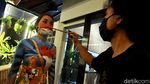 Semarak HUT RI, Seniman Bali Lukis Tubuh Model