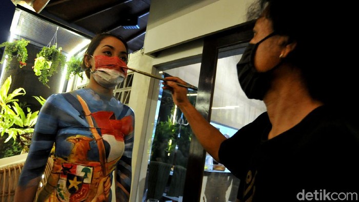 Dalam menyambut HUT Republik Indonesia seniman bali melukis tubuh model dengan tema kemerdekaan.