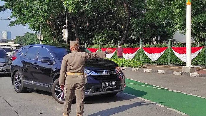 Mobil pelat RFQ ganjil diputar balik di kawasan ganjil genap Sudirman Thamrin (Azhar/detikcom)