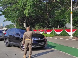 Mobil Pelat RFQ Ganjil Diputar Balik di Kawasan Gage Sudirman-Thamrin