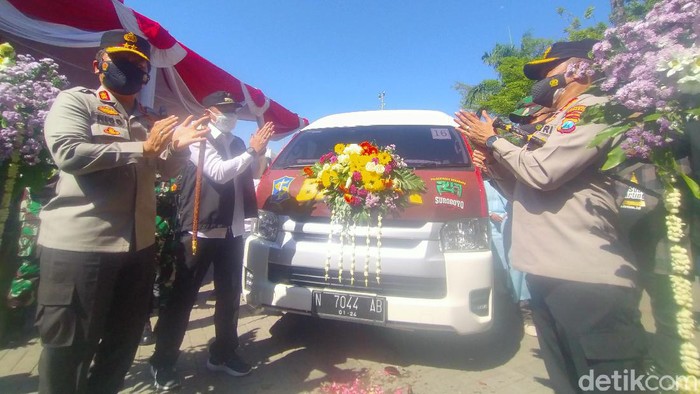 Puluhan mobil respons cepat diluncurkan di Surabaya untuk vaksinasi keliling hingga menjangkau tingkat keluruhan. Puluhan mobil itu diluncurkan Kapolda Jatim Irjen Nico Afinta.