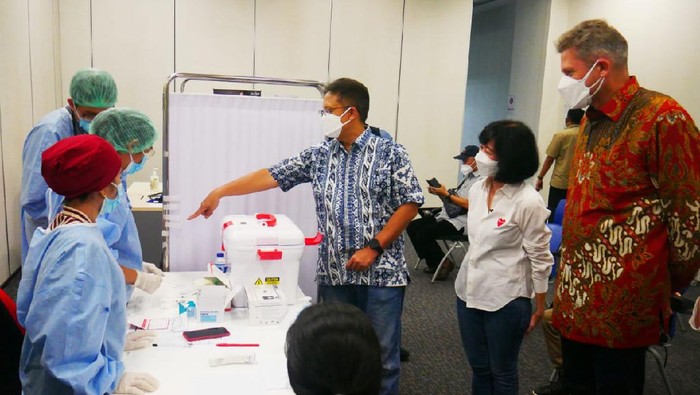 Menteri Kesehatan Budi Gunadi Sadikin memantau jalannya vaksinasi COVID-19. Salah satunya di sentra vaksin PRU University, Jakarta.