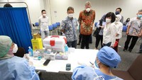 Menteri Kesehatan Budi Gunadi Sadikin, didampingi Presiden Direktur Prudential Indonesia Jens Reisch dan perwakilan manajemen Prudential Indonesia, mengunjungi sentra vaksinasi Prudential Indonesia di PRU University, Kota Kasablanka, Jakarta.
