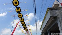 Warga juga memasang layangan naga sepanjang kurang lebih 100 meter yang melintang di atas jalan.