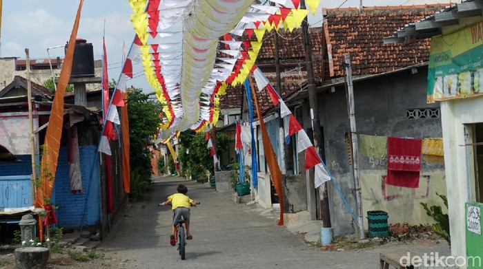 'Naga' Raksasa Ikut Meriahkan HUT ke-76 RI di Sleman Berbagai pernak-pernik untuk menyambut perayaan HUT ke-76 RI mulai terpasang. Bahkan warga Sleman juga memasang layangan naga sepanjang kurang lebih 100 meter di atas jalan.