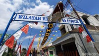 Dengan panjang yang diperkirakan mencapai 100 meter, proses pembuatan layangan naga itu memakan waktu 3 bulan dan dikerjakan ramai-ramai.