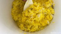 Nasi kebuli diracik dengan beras basmati impor dan saffron essence. Campuran rempahnya impor, salah satunya green cardamom yang harum.
