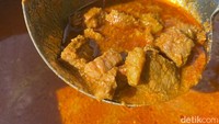 Untuk karinya merupakan gaya India. Dibuat tanpa santan, melainkan dengan tomat fresh. Kari daging sapi dibuat dengan beef meltique yang terkenal empuk.