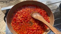 Sambal nasi kebuli chef Robot terasa pedas segar. Diracik dari cabai merah dan bawang putih saja.