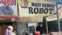 Nasi Kebuli Robot adalah bisnis kuliner milik Albert Mardianto Robot. Lokasinya ada di Jalan Raya Pengasinan No. 29, Sawangan, Depok.