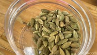 Ini dia green cardamom yang jadi andalan chef Robot. Rempah ini membuat aroma dan rasa nasi kebuli makin enak.