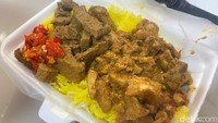 Ia menjual nasi kebuli di pinggir jalan. Harganya mulai dari Rp 10 ribu untuk topping telur mata sapi. Lalu ada nasi kebuli ayam Rp 15 ribu dan nasi kebuli sapi Rp 20 ribu.