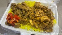 Pembeli bisa pilih topping campur antara kari ayam dan kari sapi. Porsi nasi kebuli ini terbilang banyak.