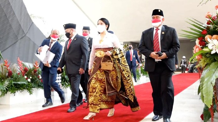 Pakaian adat khas Bali yang dikenakan Ketua DPR RI Puan Maharani