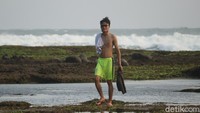 Pesisir pantai ini dipenuhi karang yang kerap menjadi lokasi favorit wisatawan. (Wisma Putra/detikcom)