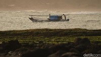 Karena masih tutup, yang terlihat di sekitar pantai hanya warga sekitar, nelayan dan pemancing.(Wisma Putra/detikcom)