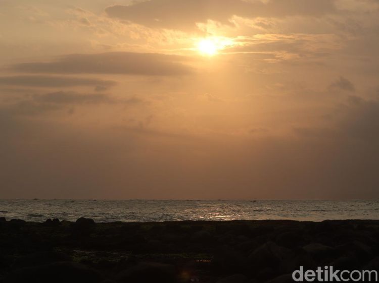 Foto: Sunset Ciamik di Pantai Cidora Rancabuaya Garut