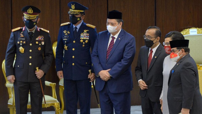 Para Menteri Jokowi Hadiri Sidang Tahunan MPR Sidang Tahunan MPR dilaksanakan dalam satu rangkain dengan Sidang Bersama DPR dan DPD. Para menteri Jokowi hadir dalam sidang tahunan tersebut.
