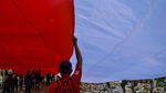Pegiat Lingkungan Bentangkan Bendera Merah Putih di TPA Ciangir