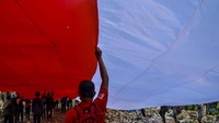 Sejumlah pegiat lingkungan yang tergabung dalam komunitas Republik Aer membentangkan bendera merah putih di Tempat Pembuangan Akhir Sampah (TPAS) Cianggir, Kota Tasikmalaya, Jawa Barat, Minggu (15/8/2021).