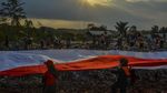 Pegiat Lingkungan Bentangkan Bendera Merah Putih di TPA Ciangir