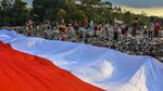 Pegiat Lingkungan Bentangkan Bendera Merah Putih di TPA Ciangir