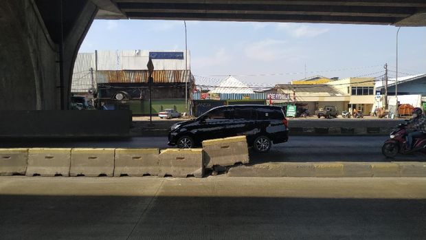 Pembatas MCB di depan New Priok Common Gate, Jl Cilincing, Jakarta Utara.