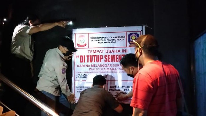 Pemkot Makassar menutup THM bermodus warkop yang kedapatan beroperasi saat PPKM level 4. (Reinhard/detikcom)