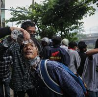 Demontran Anti Pemerintah kembali bentrok dengan pihak kepolisian Thailand di Bangkok, Minggu 15 Agustus 2021. Polisi anti-huru-hara Thailand kembali menembakkan gas air mata dan menyemprotkan meriam air ketika anti-pemerintah berdemonstrasi.