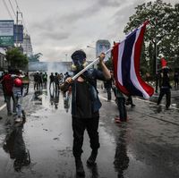 Demontran Anti Pemerintah kembali bentrok dengan pihak kepolisian Thailand di Bangkok, Minggu 15 Agustus 2021. Polisi anti-huru-hara Thailand kembali menembakkan gas air mata dan menyemprotkan meriam air ketika anti-pemerintah berdemonstrasi.