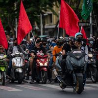 Demontran Anti Pemerintah kembali bentrok dengan pihak kepolisian Thailand di Bangkok, Minggu 15 Agustus 2021. Polisi anti-huru-hara Thailand kembali menembakkan gas air mata dan menyemprotkan meriam air ketika anti-pemerintah berdemonstrasi.