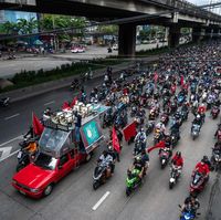 Demontran Anti Pemerintah kembali bentrok dengan pihak kepolisian Thailand di Bangkok, Minggu 15 Agustus 2021. Polisi anti-huru-hara Thailand kembali menembakkan gas air mata dan menyemprotkan meriam air ketika anti-pemerintah berdemonstrasi.