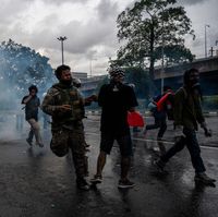 Demontran Anti Pemerintah kembali bentrok dengan pihak kepolisian Thailand di Bangkok, Minggu 15 Agustus 2021. Polisi anti-huru-hara Thailand kembali menembakkan gas air mata dan menyemprotkan meriam air ketika anti-pemerintah berdemonstrasi.