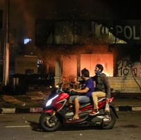 Demontran Anti Pemerintah kembali bentrok dengan pihak kepolisian Thailand di Bangkok, Minggu 15 Agustus 2021. Polisi anti-huru-hara Thailand kembali menembakkan gas air mata dan menyemprotkan meriam air ketika anti-pemerintah berdemonstrasi.