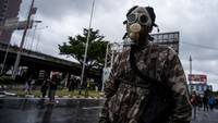 Hari Minggu ini menandai untuk keempat kalinya dalam tujuh hari terakhir bentrok antara polisi dan demonstran di Bangkok.  Sirachai Arunrugstichai/Getty Images