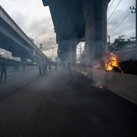 Demontran Anti Pemerintah kembali bentrok dengan pihak kepolisian Thailand di Bangkok, Minggu 15 Agustus 2021. Polisi anti-huru-hara Thailand kembali menembakkan gas air mata dan menyemprotkan meriam air ketika anti-pemerintah berdemonstrasi.