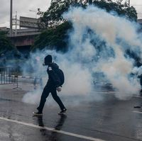 Demontran Anti Pemerintah kembali bentrok dengan pihak kepolisian Thailand di Bangkok, Minggu 15 Agustus 2021. Polisi anti-huru-hara Thailand kembali menembakkan gas air mata dan menyemprotkan meriam air ketika anti-pemerintah berdemonstrasi.