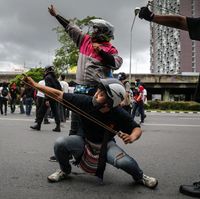 Demontran Anti Pemerintah kembali bentrok dengan pihak kepolisian Thailand di Bangkok, Minggu 15 Agustus 2021. Polisi anti-huru-hara Thailand kembali menembakkan gas air mata dan menyemprotkan meriam air ketika anti-pemerintah berdemonstrasi.
