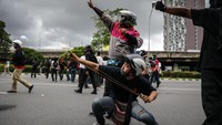 Sebagian demonstran anti-pemerintah membawa ketapel untuk menyerang polisi pada 15 Agustus 2021 di Bangkok, Thailand. Lauren DeCicca/Getty Images