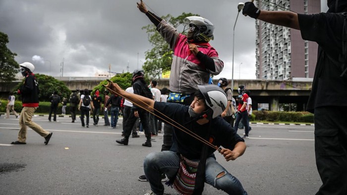 Pendemo Anti Pemerintah dan Polisi Thailand Kembali Bentrok Demontran Anti Pemerintah kembali bentrok dengan pihak kepolisian Thailand di Bangkok, Minggu 15 Agustus 2021. Polisi anti-huru-hara Thailand kembali menembakkan gas air mata dan menyemprotkan meriam air ketika anti-pemerintah berdemonstrasi.