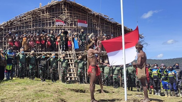 Pengibaran Bendera Merah Putih di Pegunungan Arfak Papua