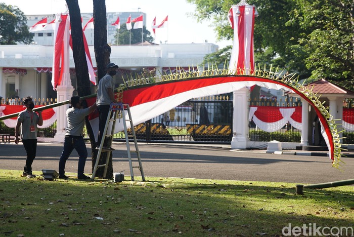 Menjelang upacara peringatan HUT Kemerdekaan RI pada 17 Agustus besok, berbagai persiapan dilakukan di Istana Negara. Ragam dekorasi yang khas mulai dilakukan.