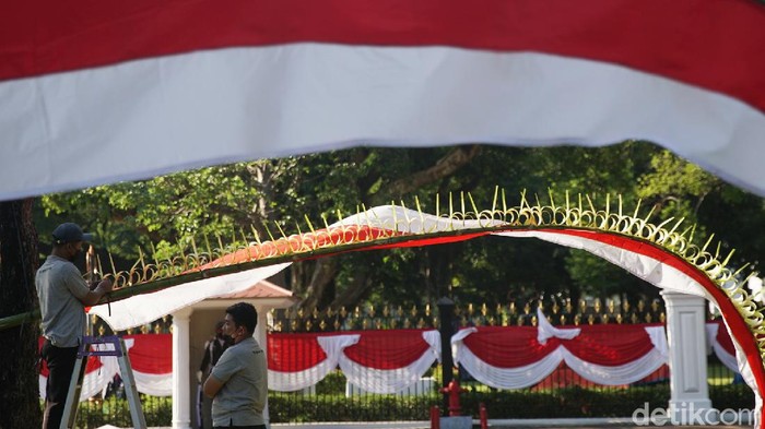 Menjelang upacara peringatan HUT Kemerdekaan RI pada 17 Agustus besok, berbagai persiapan dilakukan di Istana Negara. Ragam dekorasi yang khas mulai dilakukan.