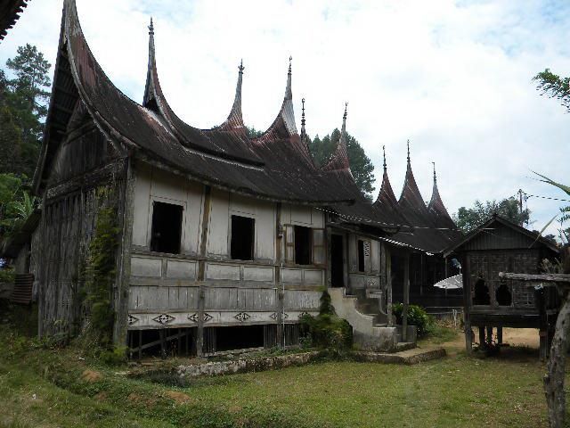 Sebuah desa kecil di Sumatra Barat (Sumbar) yang selain memiliki potensi menjadi destinasi wisata, juga pernah menjadi penyelamat dalam sejarah perjuangan bangsa.