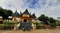 Layaknya daerah pedesaan, jaringan komunikasi di Koto Tinggi perlu menjadi perhatian pemerintah. Untuk kepentingan ini, hingga kini masyarakat mengandalkan perangkat wifi yang hanya dimiliki beberapa orang saja. Persoalan promosi, khususnya keluar daerah, tentu menjadi kendala dengan kondisi seperti ini. Dok.jurnalsumbar/eko  