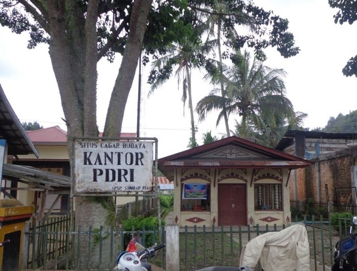 Sebuah desa kecil di Sumatra Barat (Sumbar) yang selain memiliki potensi menjadi destinasi wisata, juga pernah menjadi penyelamat dalam sejarah perjuangan bangsa.