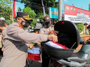 Polisi Borong Bendera Merah Putih untuk Dibagikan Gratis ke Warga Kota Kediri