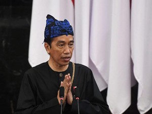 Kesederhanaan Ditonjolkan Jokowi saat Pakai Baju Adat Baduy di Senayan